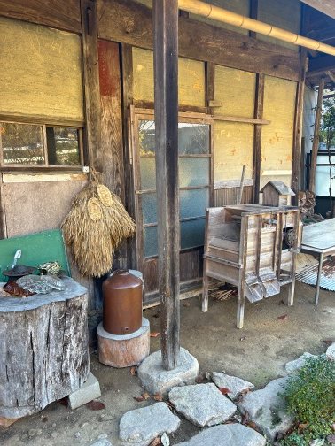餅つきの臼と杵。区のみなさんで運営する交流スペース。