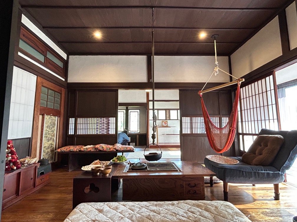 建具を集めて仕上げた室内。
